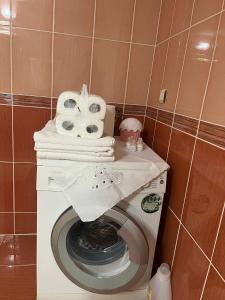 a washing machine with towels on top of it at Merkezi Hijyenik 3+1 Daire in Antalya