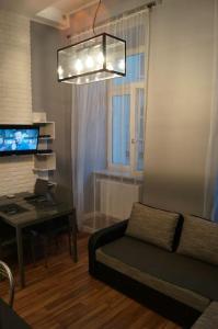 Televízia a/alebo spoločenská miestnosť v ubytovaní Apartament Zielony Legionów 90