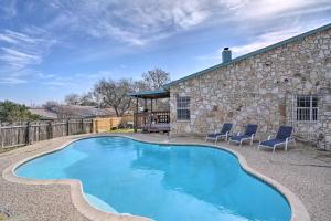 une piscine avec deux chaises et un bâtiment dans l'établissement San Antonio Retreat, Close to Seaworld!, à San Antonio
