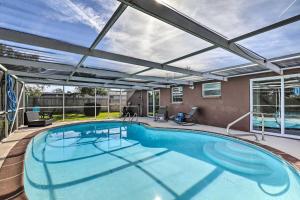 una gran piscina con techo retráctil en Port Richey Home with Private Pool and Yard, en Port Richey