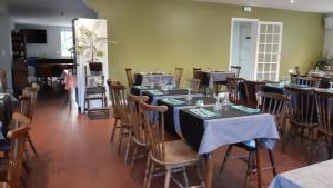 une salle à manger avec des tables et des chaises dans l'établissement Hotel Tyblomen, au Faouët