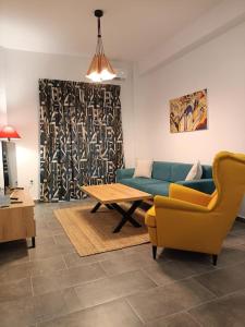 een woonkamer met een bank en een tafel bij GAYA apartments in Athene
