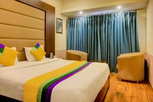 um quarto de hotel com uma cama grande e uma janela em Itsy By Treebo - Himshri Mall Road em Mussoorie