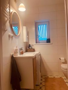 baño con lavabo y aseo y ventana en Dom Blisko Natury Brenno en Brenno