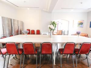 Penmaen-mawrにあるMountain Viewの大きなテーブルと椅子が備わる大きな会議室を利用できます。