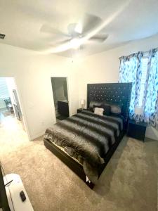 1 dormitorio con cama y techo en Cozy suites 4 less en Haines City