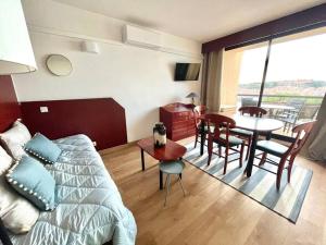 a living room with a bed and a table and chairs at Vue exceptionnelle sur la baie de Collioure in Collioure