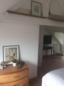 Televízia a/alebo spoločenská miestnosť v ubytovaní La Maison de Garel