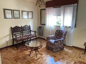 sala de estar con silla y mesa de centro en Departamento Borgoña en Salta