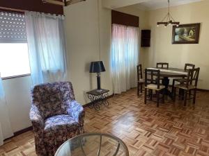 sala de estar con mesa de comedor y sillas en Departamento Borgoña en Salta