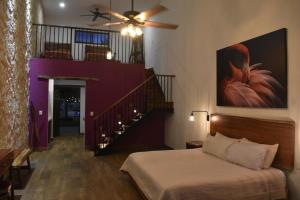 - une chambre avec un lit et un escalier dans l'établissement Villas Vallazoo, à Valladolid