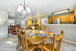 cocina y comedor con mesa de madera y sillas en Willows Nest Inn - Moody Home Near Belton Lake!, en Troy