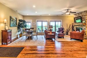 Μια τηλεόραση ή/και κέντρο ψυχαγωγίας στο Center Hill Lake Rental Steps to Hurricane Marina