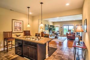 Χώρος καθιστικού στο Center Hill Lake Rental Steps to Hurricane Marina
