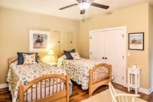 Ένα ή περισσότερα κρεβάτια σε δωμάτιο στο Center Hill Lake Rental Steps to Hurricane Marina