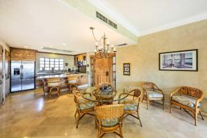 una cucina e una sala da pranzo con tavolo e sedie di Cabo San Lucas Villa with Resort Amenities! a Cabo San Lucas