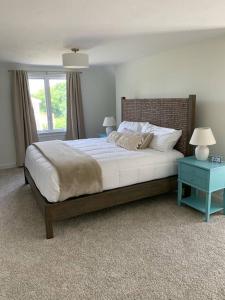 ein Schlafzimmer mit einem großen Bett und einem Fenster in der Unterkunft 56Beachway-Private beach Refreshed in 2022 Cozy in East Sandwich