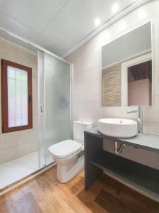 een badkamer met een toilet, een wastafel en een douche bij Casa rural Abuelo Daniel in Alcalá del Júcar