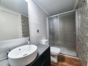 een badkamer met een wastafel, een douche en een toilet bij Casa rural Abuelo Daniel in Alcalá del Júcar