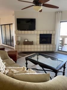 ein Wohnzimmer mit einem Kamin und einem TV in der Unterkunft Newly Remodeled Hilton Head Villa in Hilton Head Island