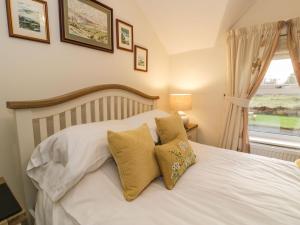 TanygrisiauにあるGlan-yr-Afon Cottageのベッドルーム1室(枕2つ付)