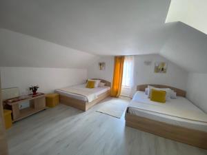 Posteľ alebo postele v izbe v ubytovaní Pensiunea Florina