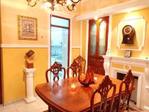サグントにあるEncantadora casa de puebloのダイニングルーム(木製テーブル、暖炉付)