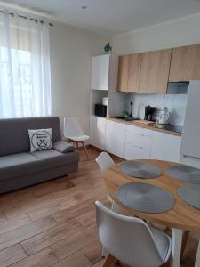 Kuchyňa alebo kuchynka v ubytovaní Piotruś Pan by Orzechowa Przystań Centrum blisko plaży