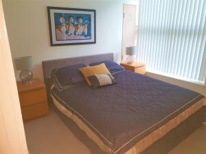 ein Schlafzimmer mit einem Bett mit zwei Nachttischen und zwei Lampen in der Unterkunft Luxury Apartment Liverpool heart of city center Close to Arena in Liverpool