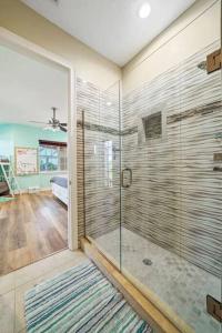 een badkamer met een douche en een glazen deur bij Beachside, 5 Bedroom Exclusive Home in Indian Harbour Beach