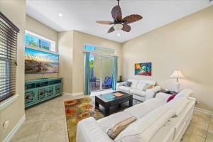 sala de estar con 2 sofás y ventilador de techo en Beachside, 5 Bedroom Exclusive Home, en Indian Harbour Beach