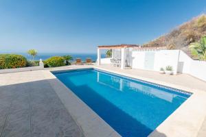 a swimming pool with a view of the ocean at VillaVista mit Meerblick und privatem Pool in Málaga