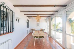 a dining room with a table and chairs at VillaVista mit Meerblick und privatem Pool in Málaga
