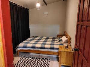 - une chambre avec un lit, une table et une porte dans l'établissement Chimera holiday house, à Kemer