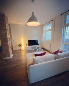 un soggiorno con divano bianco e TV di EXKLUSIVES Loft an der Weserpromenade und Stadt a Brema