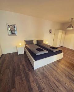 una camera con letto e pavimento in legno di EXKLUSIVES Loft an der Weserpromenade und Stadt a Brema