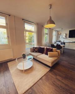 un soggiorno con divano e tavolo di EXKLUSIVES Loft an der Weserpromenade und Stadt a Brema