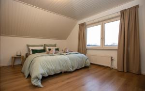 - une chambre avec un lit et une grande fenêtre dans l'établissement Op de Tippe in Rune, à Ruinen