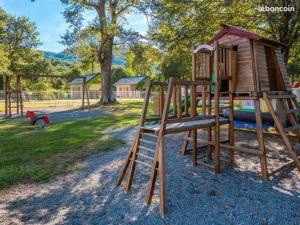 einen Spielplatz mit Rutsche und Spielstruktur in der Unterkunft Oh! Campings - Camping Paradis A l'ombre des tilleuls in Peyrouse