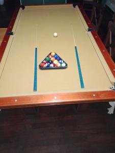 una mesa de billar con una bola de billar en el medio en Nuestro sueño en Concordia