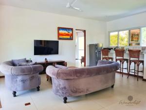 TV a/nebo společenská místnost v ubytování Fiorella Beach House, Diani Beach