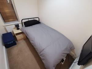 Old Trafford City Centre Events 4 Bedrooms 6 rooms sleeps 3 - 8 في مانشستر: غرفة نوم صغيرة بها سرير وتلفزيون