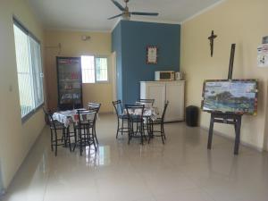 uma sala de jantar com mesas e cadeiras e uma televisão em HOTEL SAN JOSE em Balancán de Domínguez