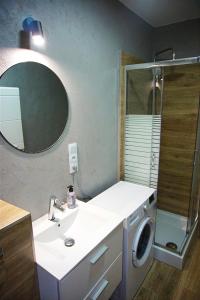 łazienka z umywalką i pralką w obiekcie Pokoje gościnne w mieście Stradunia
