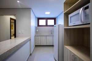 Kuchyň nebo kuchyňský kout v ubytování Hotel Encantos de Itaperapuã
