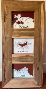 una caja de madera con cuatro etiquetas diferentes en Cosy Provençal, en Belgentier