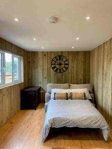 Un pat sau paturi într-o cameră la Hunting Gate Lodge