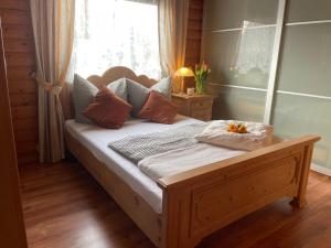 ein Schlafzimmer mit einem Bett mit Kissen und einem Fenster in der Unterkunft 1000qm, Westerwälder Landhaustraum 