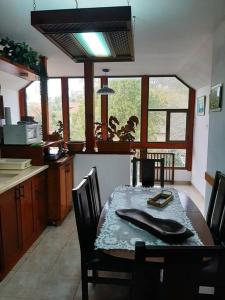 אירוח גאלה בגולן في قصرين: مطبخ مع طاولة وغرفة طعام
