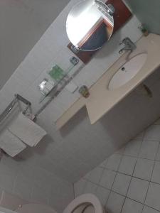 אירוח גאלה בגולן في قصرين: حمام مع حوض ومرحاض ومرآة